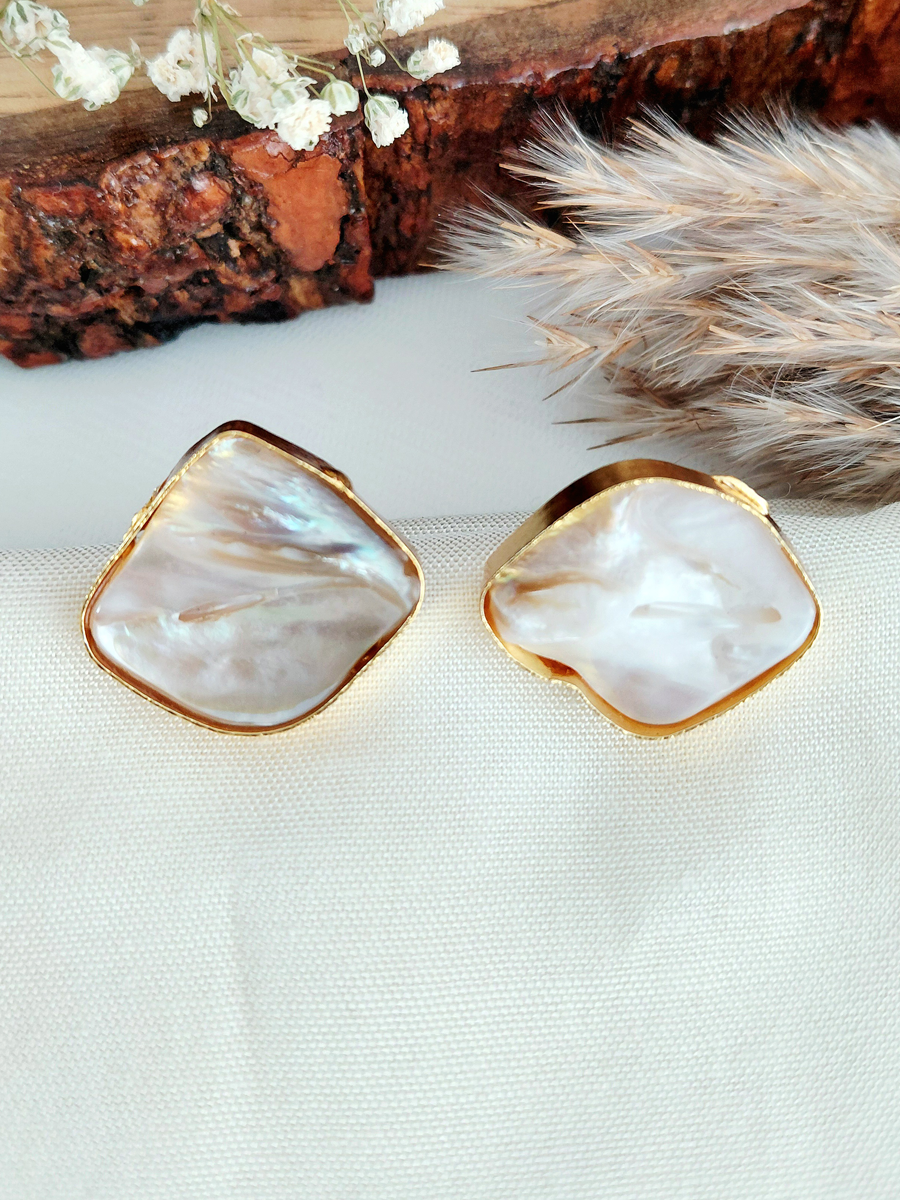 Mother of Pearl Stud Earring