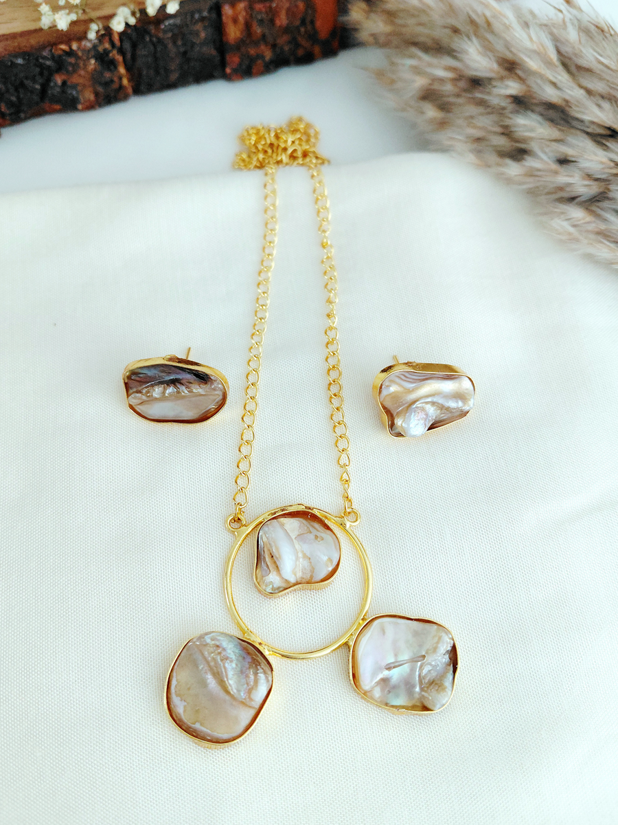 Mother of Pearl Vintage Look Necklace Set
