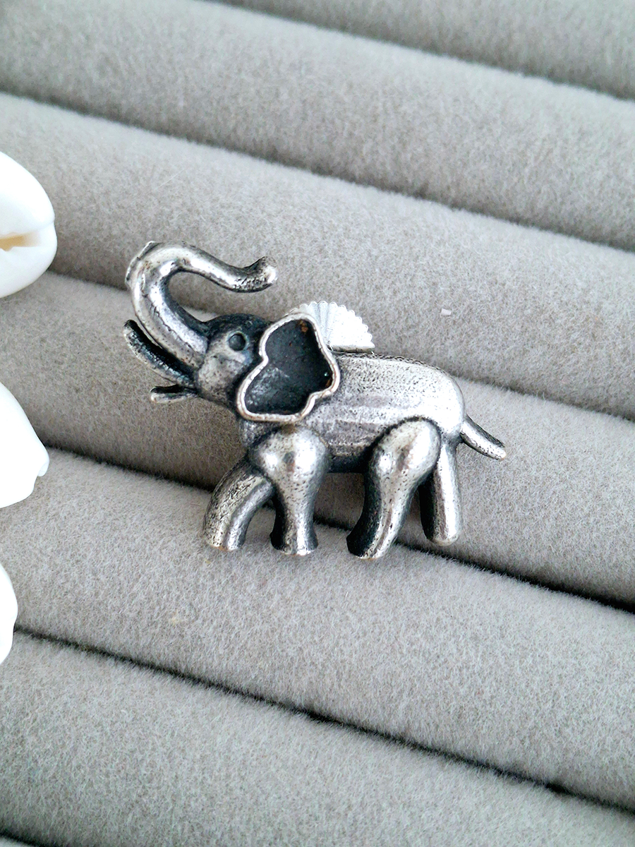 Elephant Trunk-Up Stud