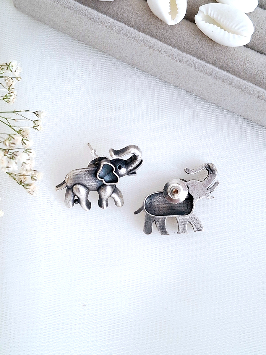 Elephant Trunk-Up Stud