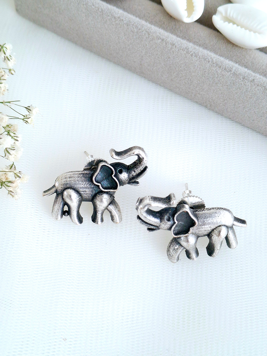 Elephant Trunk-Up Stud