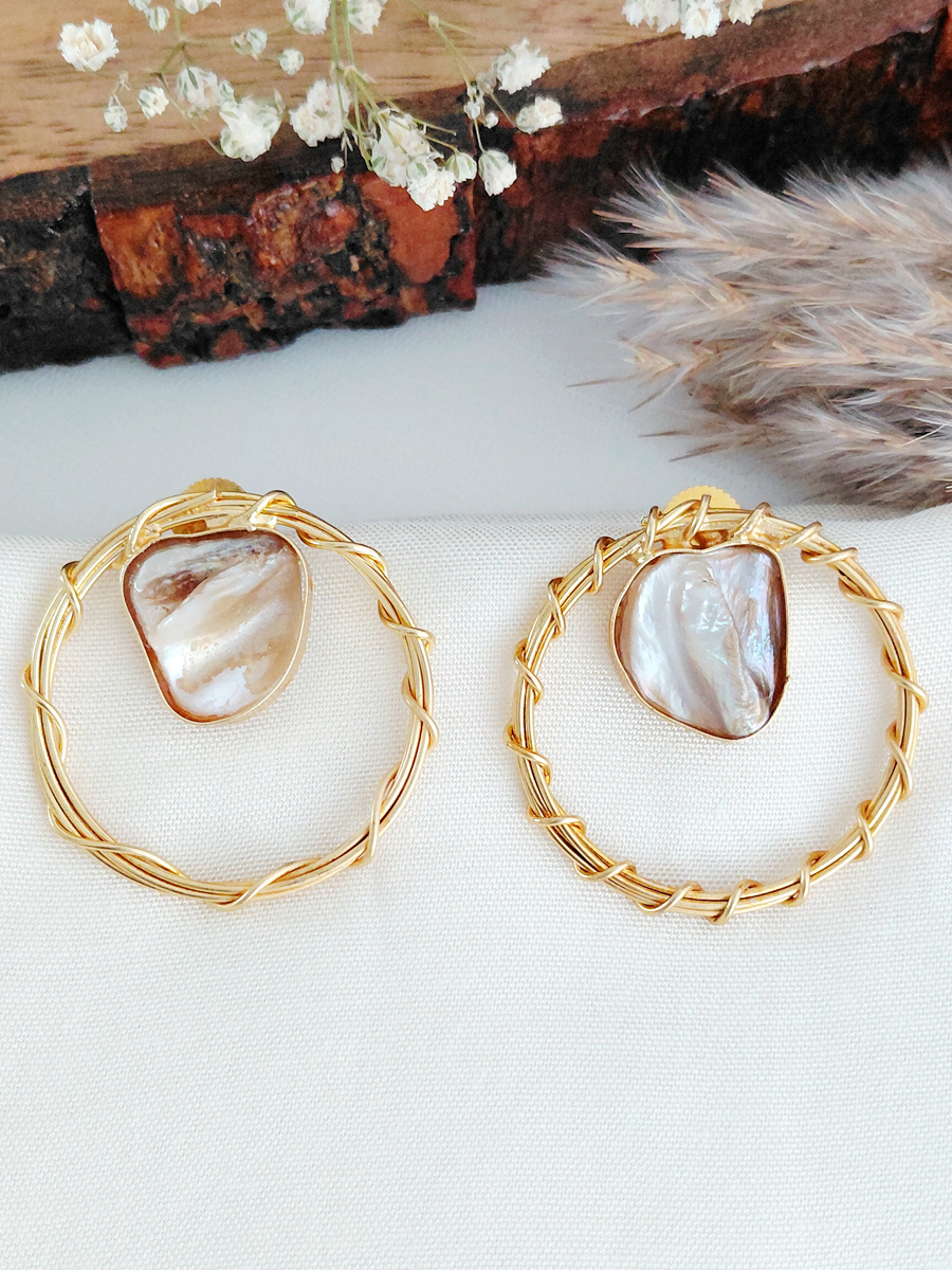 Mother of Pearl Stylish Round Earring