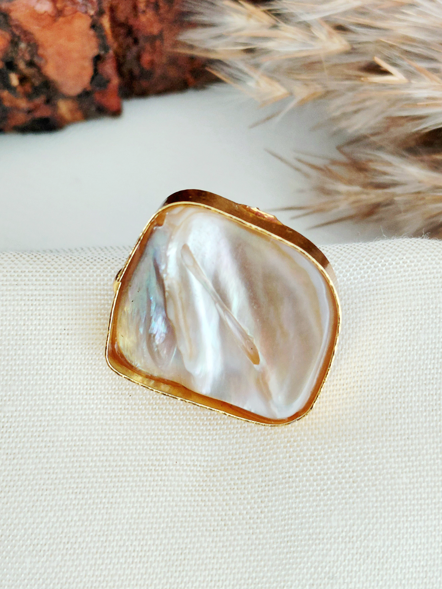 Mother of Pearl Stud Earring