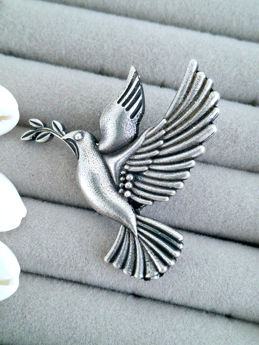 Pigeon Peace Oxidised Stud
